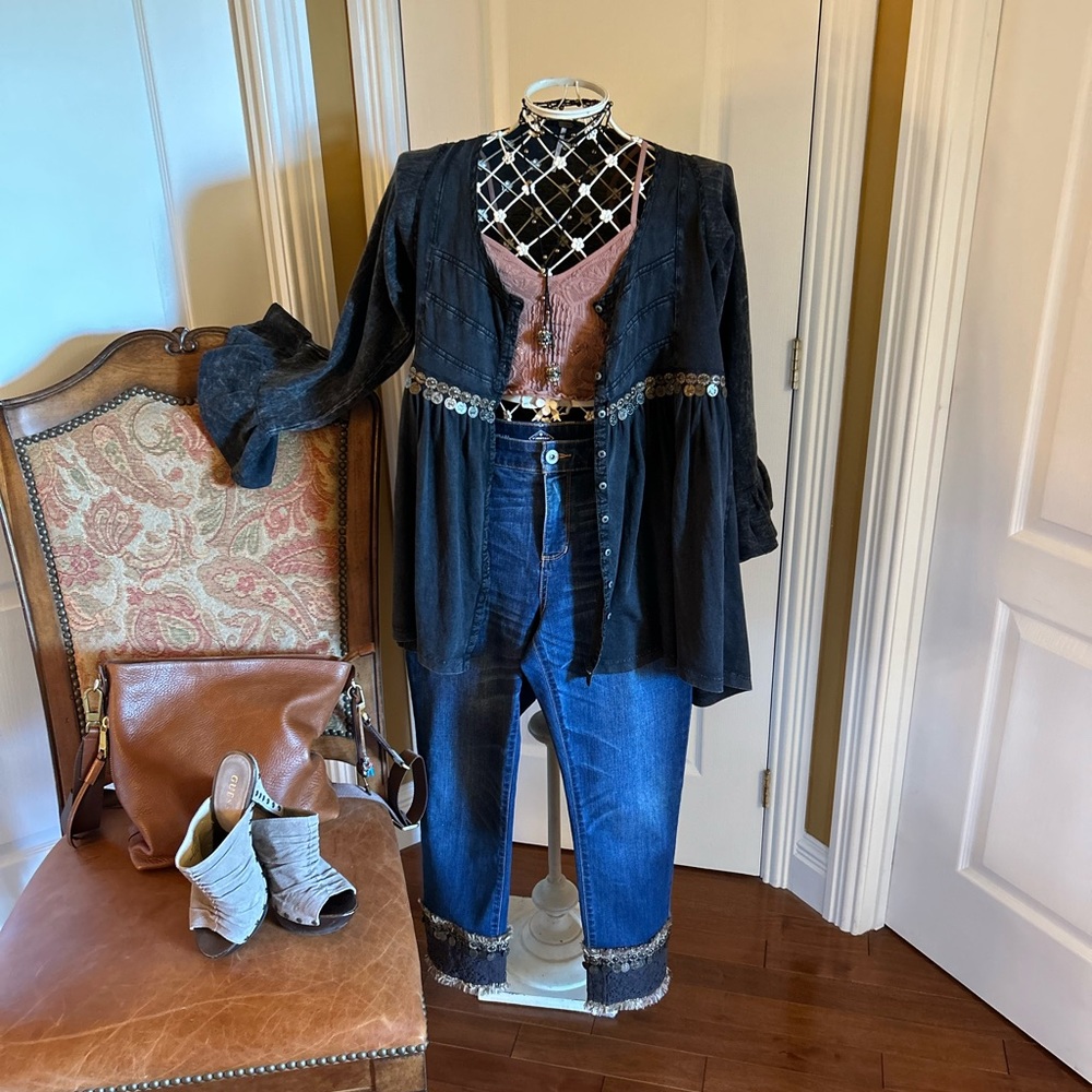 Chic Charcoal Tunic with Lace Detail - Picture 3 of 16